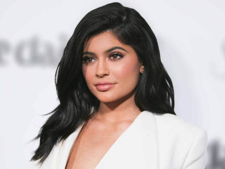 kylie jenner - memasarkan produk ke generasi millennial