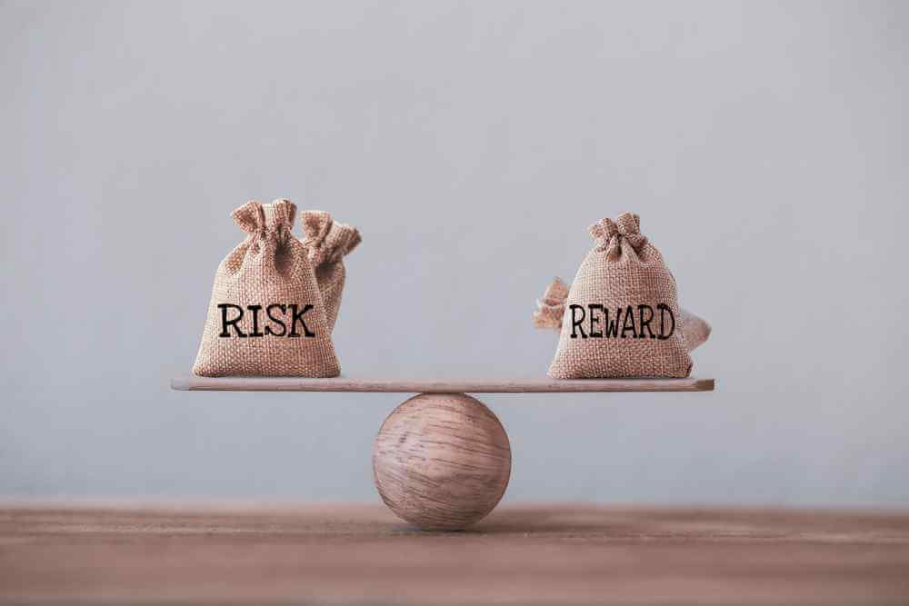 timbangan risiko dan keuntungan dalam investasi