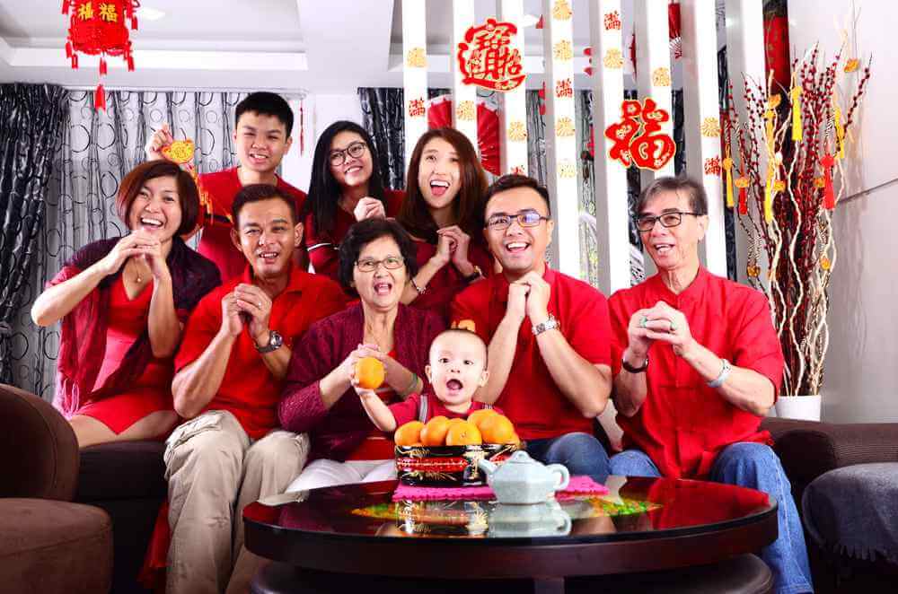 keluarga asia sedang merayakan tahun baru imlek di rumah
