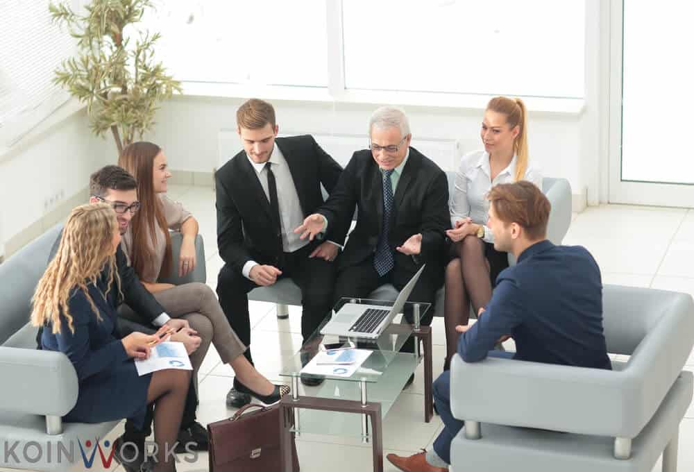 seorang pengusaha berkomunikasi secara terbuka - 5 Panduan Menarik Untuk Anda yang Bekerja Sebagai Seorang Manajer Penjualan