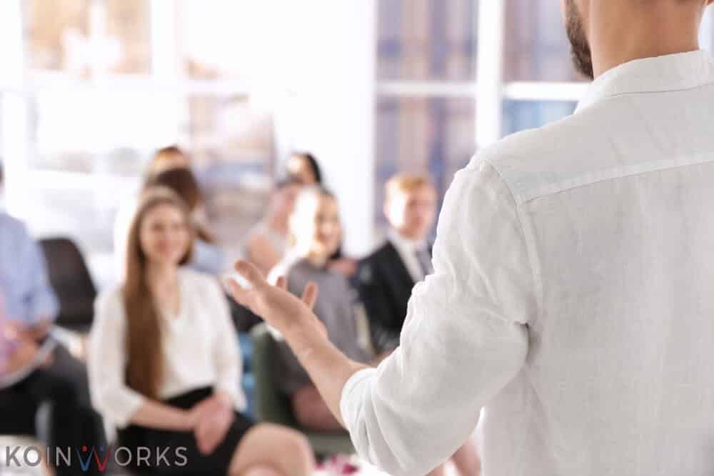 Perhatikan jeda saat berbicara presentasi yang baik - Merasa Diri Istimewa adalah Hal yang Berbahaya! Jangan Pernah Berpikir Seperti Ini - 6 Tips Sebelum Memulai Pidato di Hadapan Banyak Orang