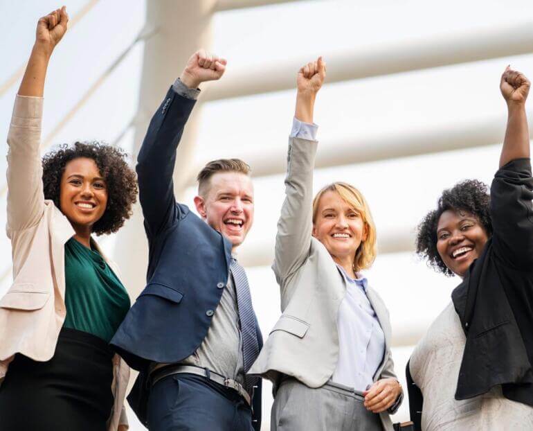 sukses - senang - bahagia - karyawan kantoran - pebisnis (9) - 4 Langkah Agar Mendapatkan Bantuan dari Orang Lain dengan Mudah - 5 Langkah untuk Mendukung Pertumbuhan Karier dan Hidup Anda