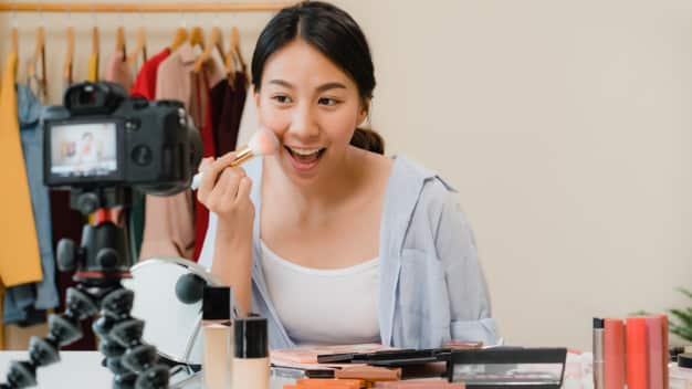 Inilah nama-nama beauty vlogger Indonesia yang bisa kamu endorse untuk produk skincare dan make up.