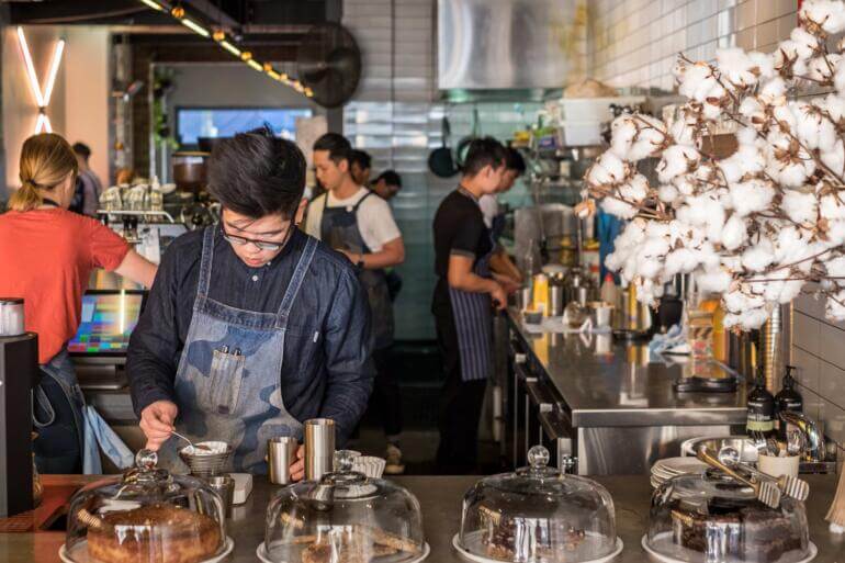 barista sedang membuat kopi di coffeeshop