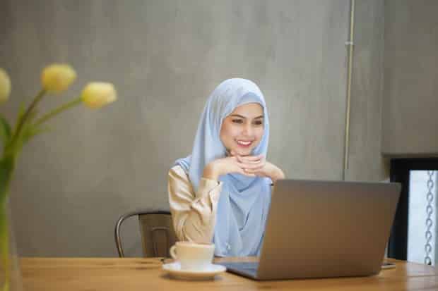 memilih influencer yang tepat dalam bisnis hijab harus didasari pada berbagai pertimbangan agar produkmu bisa laris