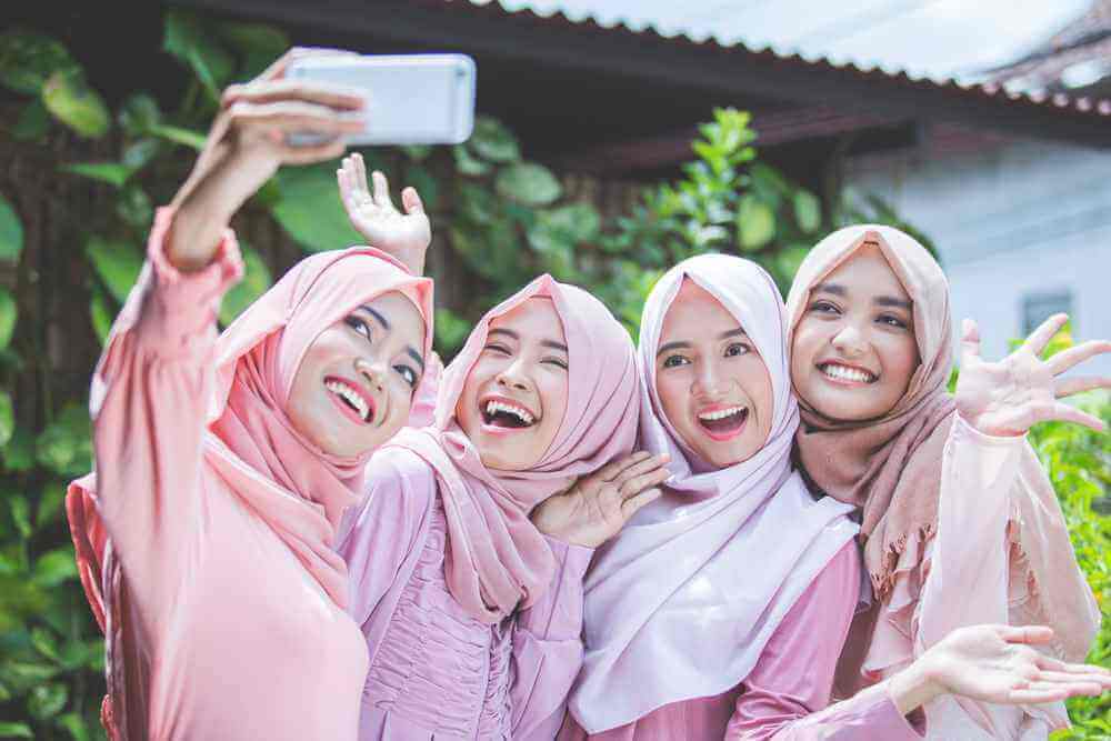 perempuan muslim berhijab pink selfie