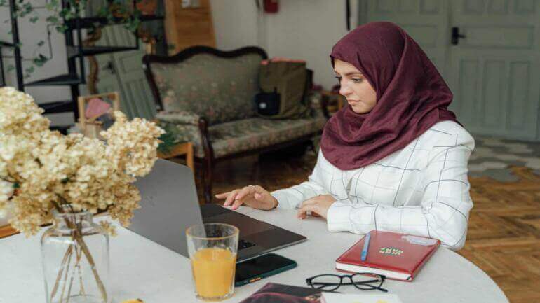 Cara Mudah Mengatur Stok Bahan Baku dalam Bisnis Hijab